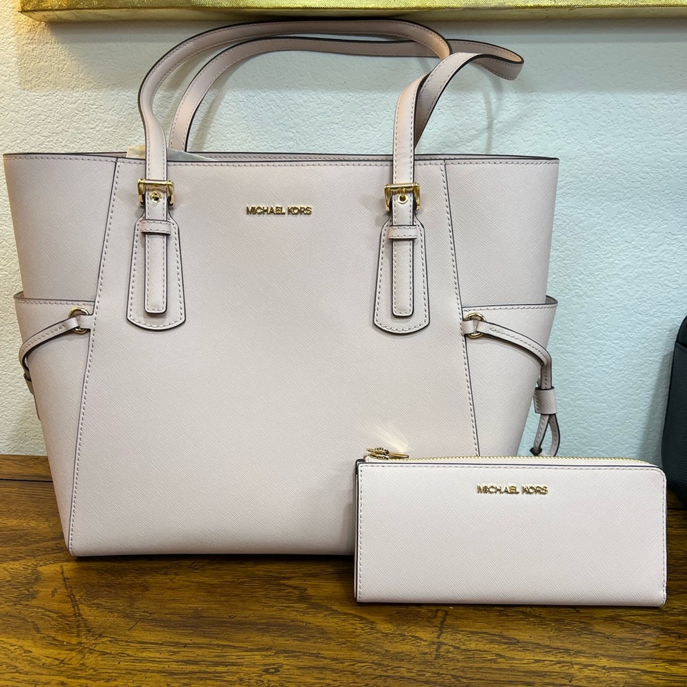 NWT Michael Kors Powder Blush Leather Voyager Tote and wallet